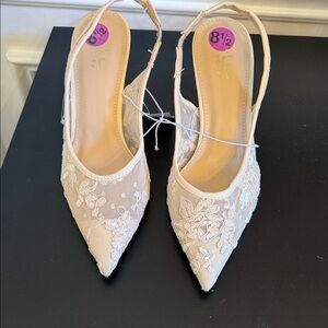 Chic Lace Slingback Heels in Cream